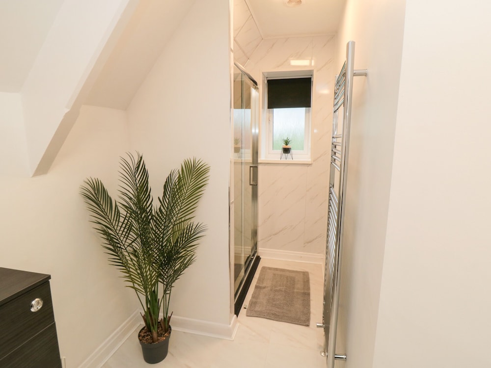4 Maypole Green