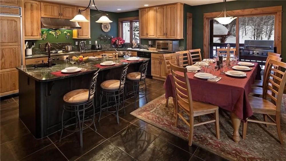 Creekside Chalet 6 BedroomHoliday home By Moving Mountains