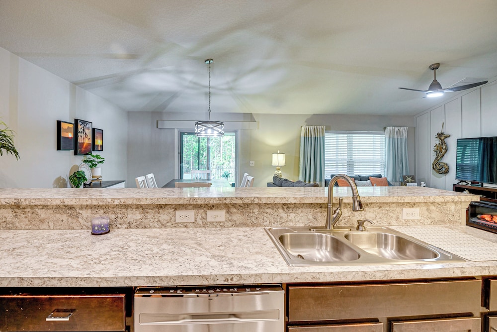 10 Mi to Ocean: Home w/ Lanai in Ormond Beach!