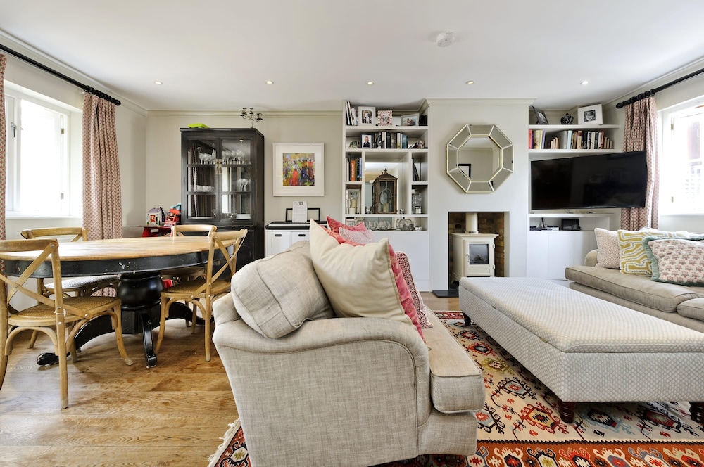 Delightful 3-bed Family Home Bayswater