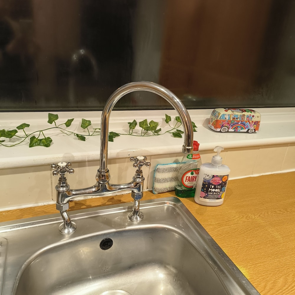 Private Entire House - 3 Bedrooms, Garden, Parking view 3
