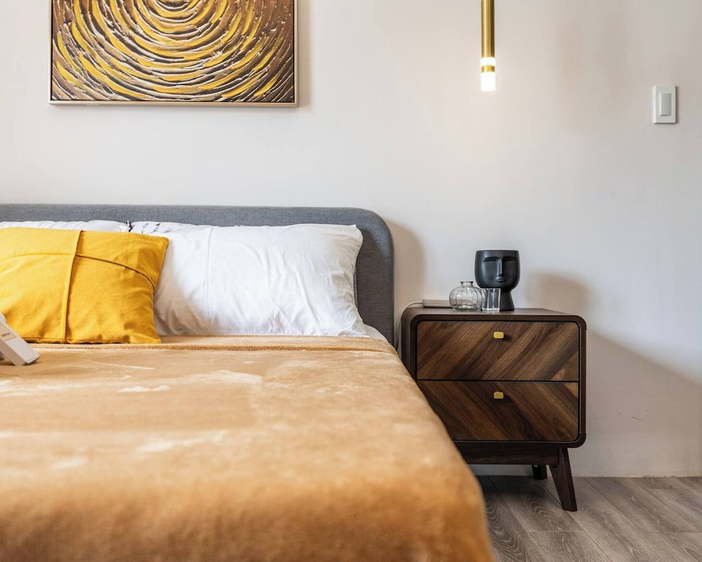 Stylish Condo 3-minutes to Airport, Poolview at Amani Grand Resort Residences