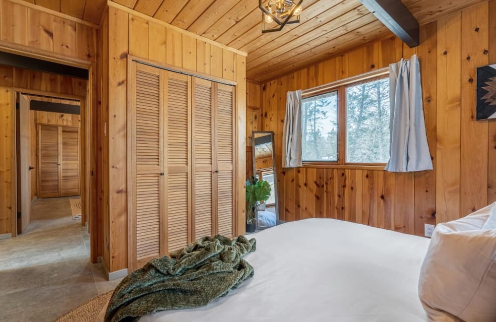 The Matterhorn No Service Fees Hottub Fire Pit