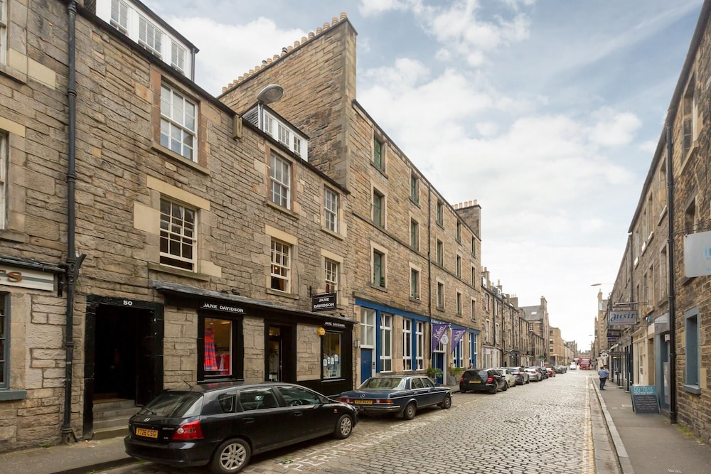 401 Chic and Cosy 2 Bedroom Apartment Just Minutes Away From George Street and Princes Street view 3