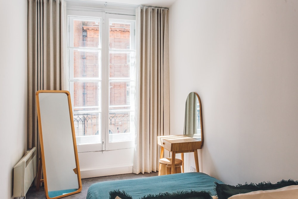 2 Bed Apartment Right on Trafalgar Square