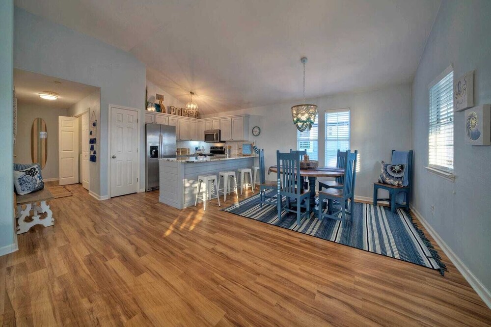 Sleeps 22 2 Homes w/ Private Pool, Game Room, Nature Views 7 BDR Avantstay