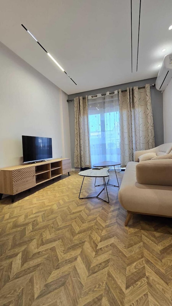 Tirent Apartment-Modern 1-Bedroom Stay Near Liqeni i Thatë