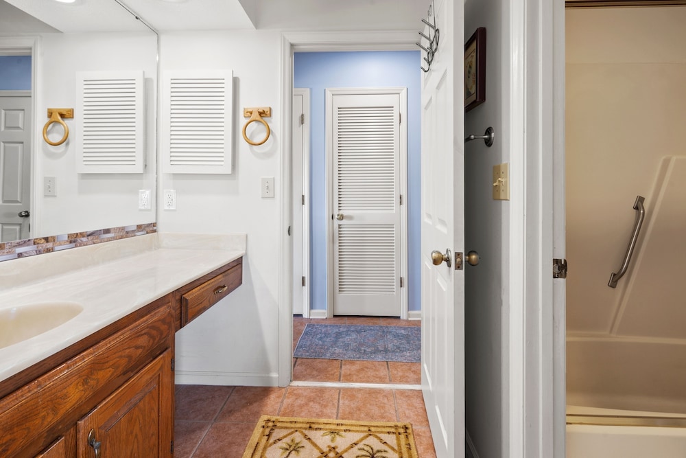 Tilghman Lakes D4 2 Bedroom Condo by RedAwning view 5