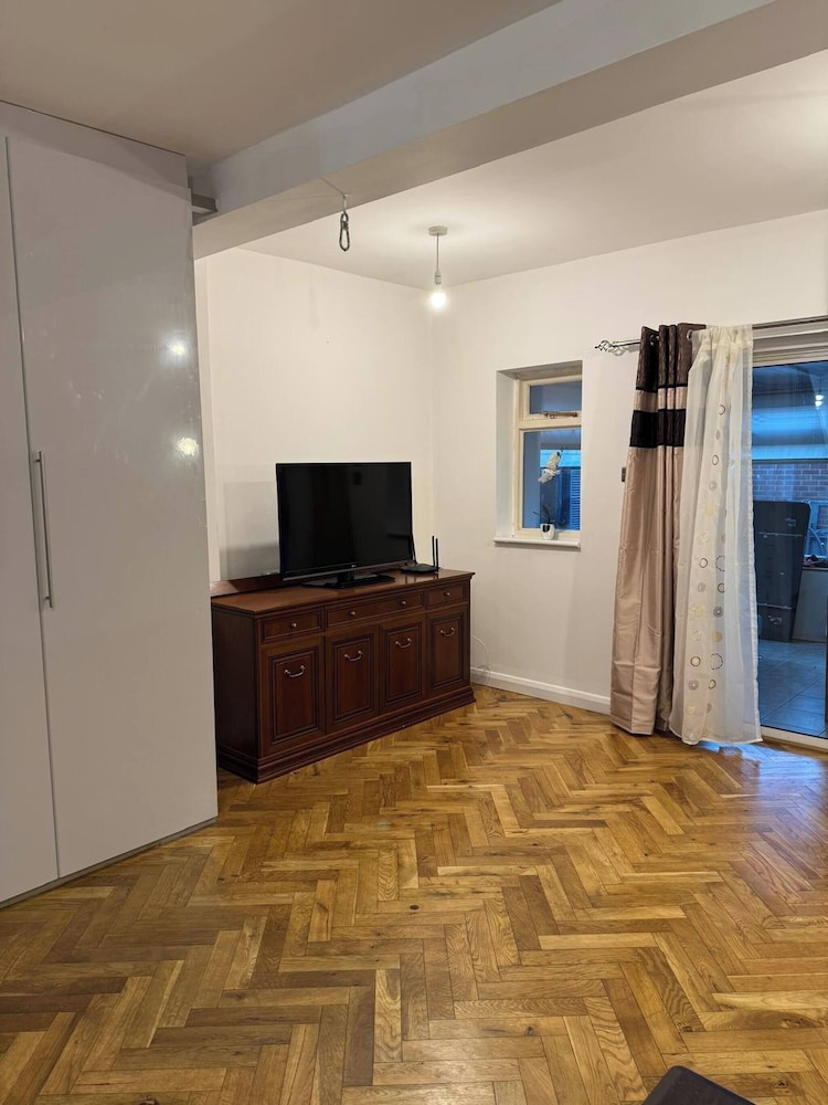 Spacious 4-bedroom Home in Ashford, Kent - Perfect for Families and Groups