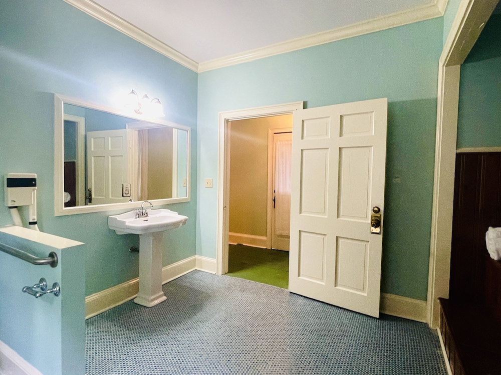 Columbus Vacations - Rothschild-Pound House Inn - Property Image 10