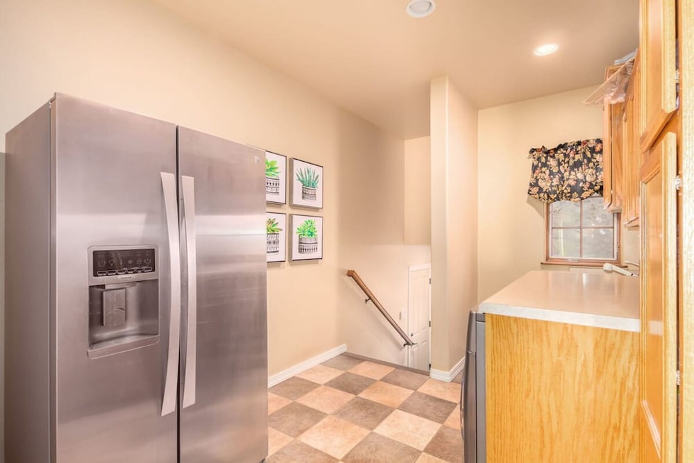 Amberwood Estate w 5 Showers Spa Mtn Views