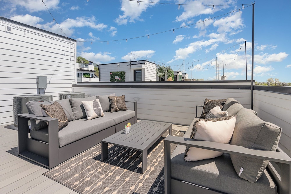 Groovy -rooftop Patio w/ Hot Tub -mins to Broadway