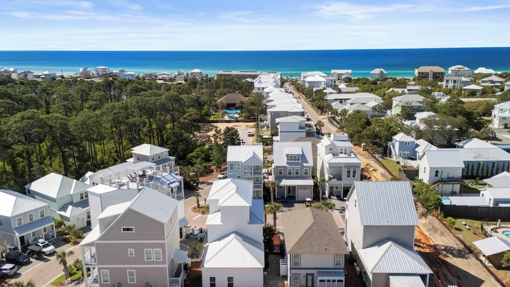 Mins to Beach Access + Pet-friendly + Golf Cart 30A White Sands by Avantstay