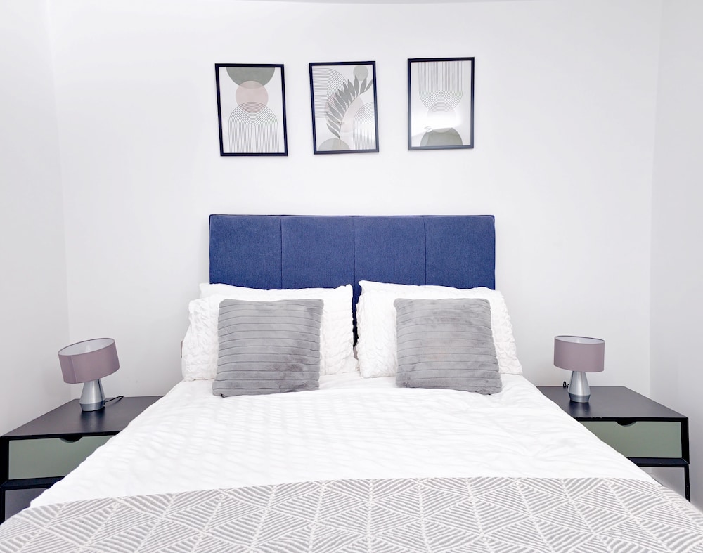 Salford - 2 Bed Apartment - Sleeps 4 - Wifi