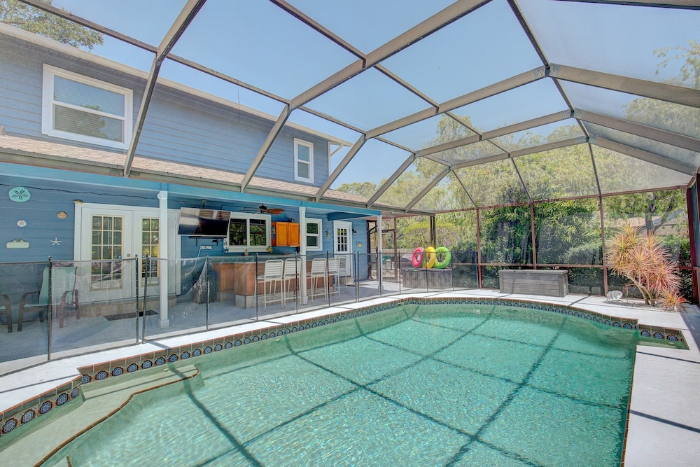Spacious 4 3 Retreat- Heated Pool-playroom
