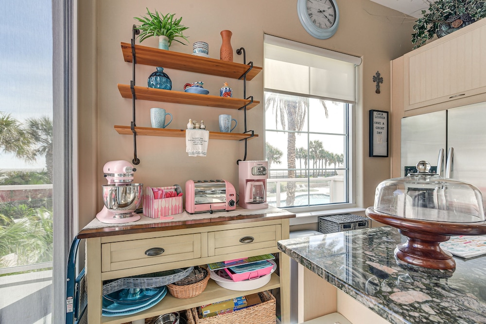 Beachfront Galveston Getaway w/ Gulf Views!