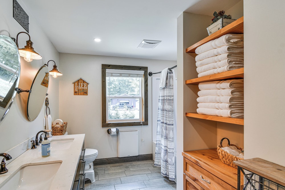 Woodsy 20-acre Retreat w/ Hot Tub in Mancelona