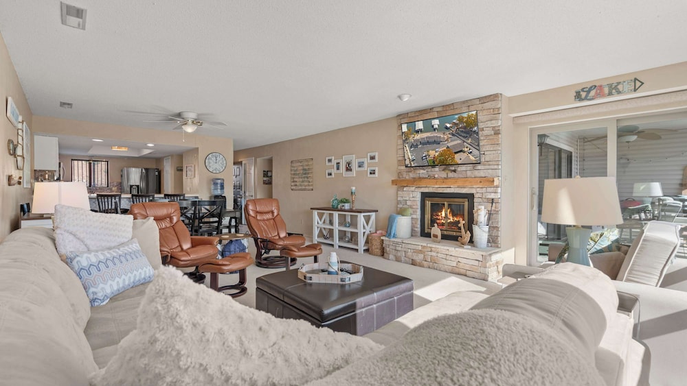 Easy Breezy Lakefront for 6