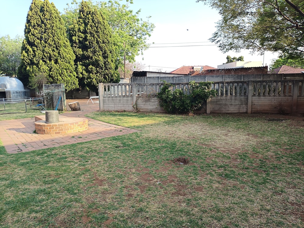 JM TOURS & SAFARIS GUESTHOUSE