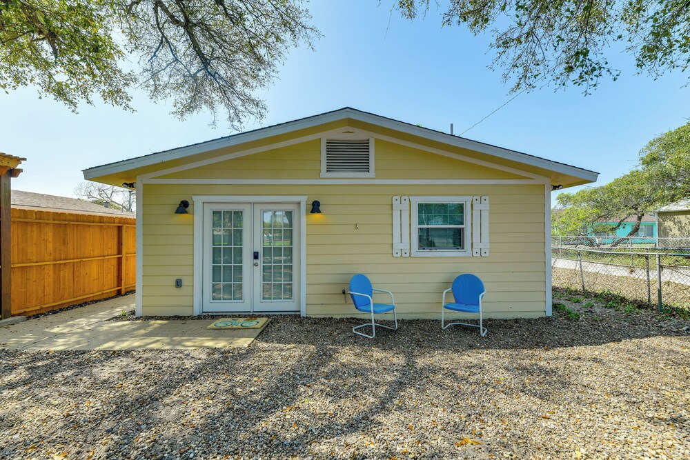 Walk to Pier & Dining: Central Rockport Cottage