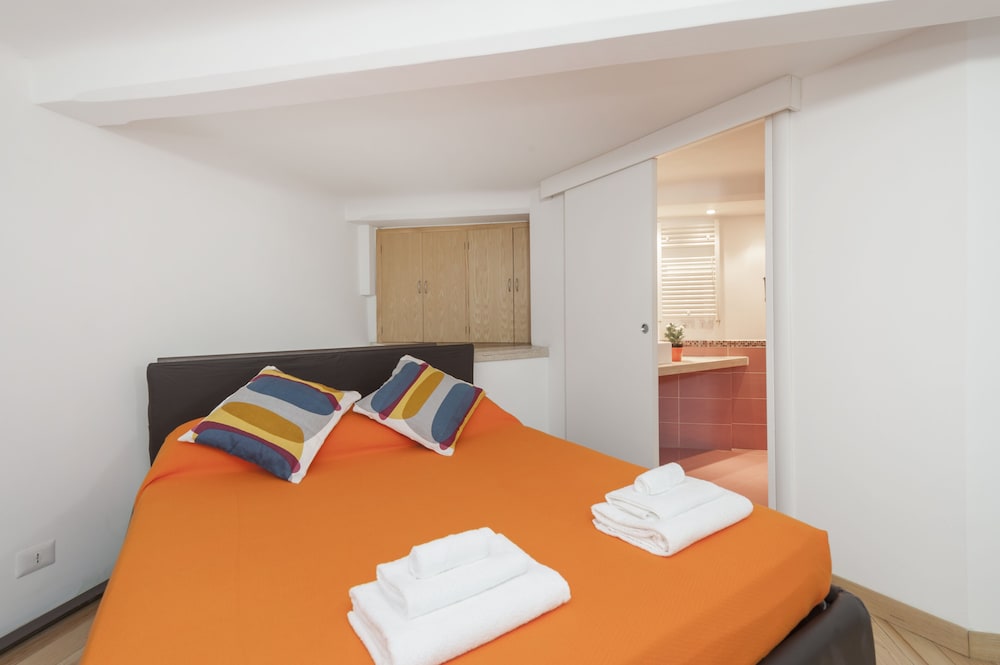 Inviting 3-bed Apartment in Roma 4mins to Colosseo