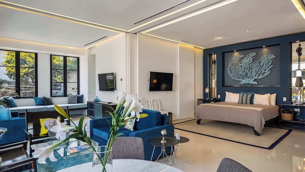 Stylish King-bed Unit - Pool - Ocean View - Gym