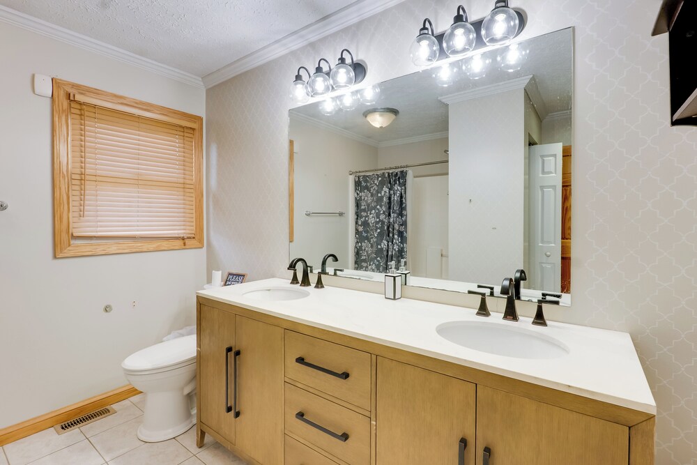 Game Room & On-site Pond: Laurelville Retreat!