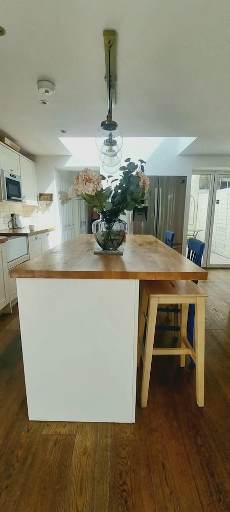 Stylish 3 Bedroom Townhouse in Brockley With Large Garden