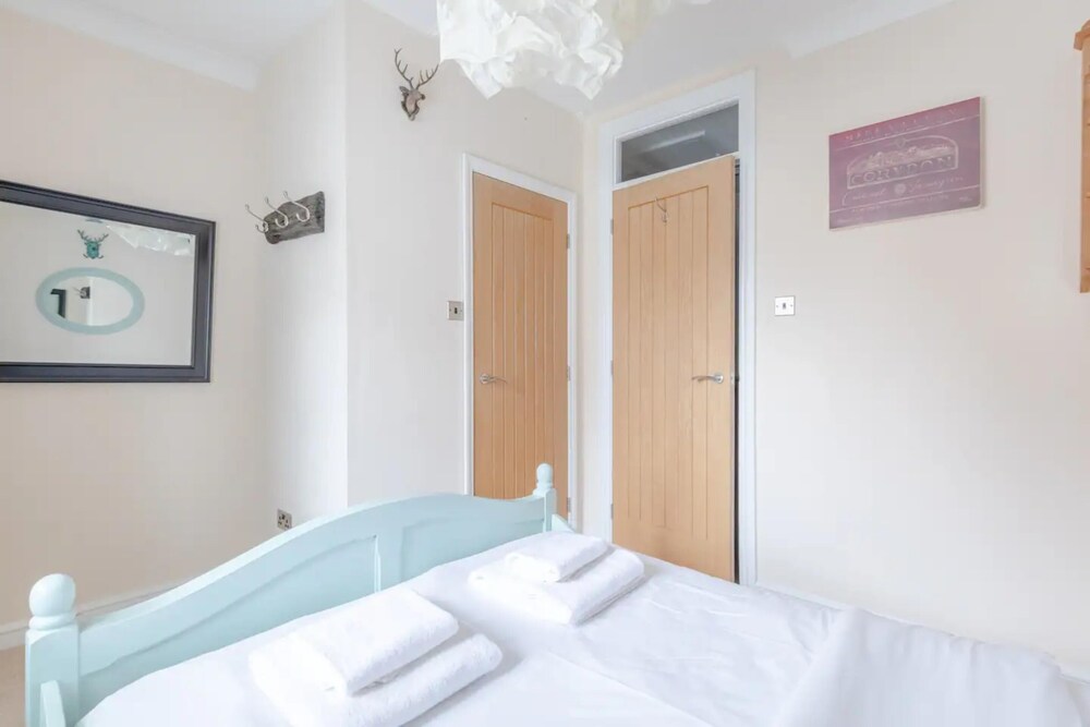 Charming 1BD Retreat With Garden Area, Greenwich!