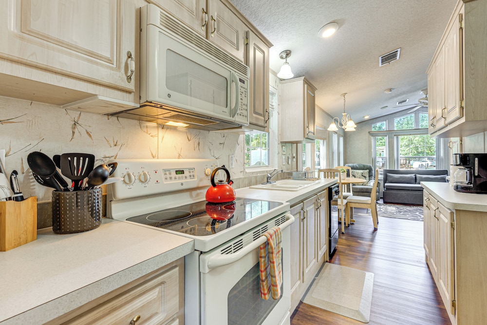 Steps to Lake Kerr: Home w/ Pool & Hot Tub Access!