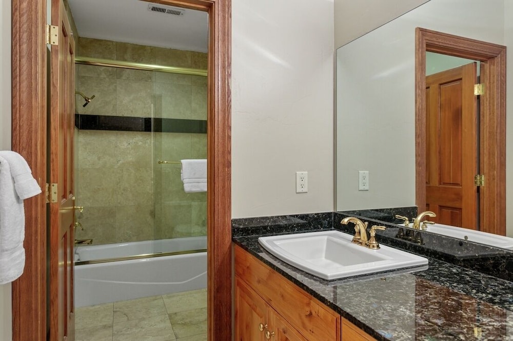 3135 Thistle - 7 Bedroom Private Home 7 Home