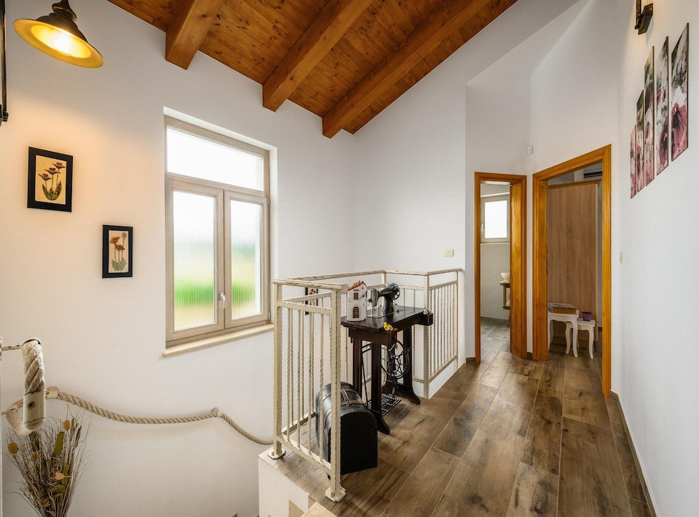 Villa in Srebrnici With Pool Near Marea Beach