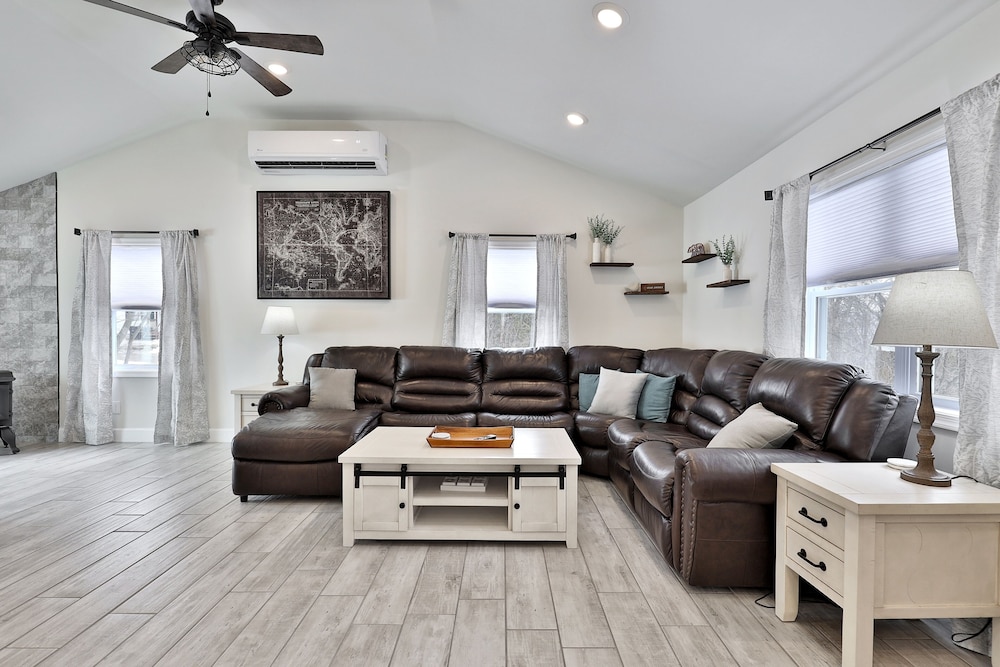 Rutland Vacations - Rutland's Hidden Gem: 2 Br/1ba Renovated Home Close To Everything 2 Bedroom Home - Property Image 17