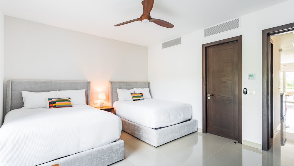 Casa Bellisima ! 2 bedroom swim up 2 Apts by RedAwning