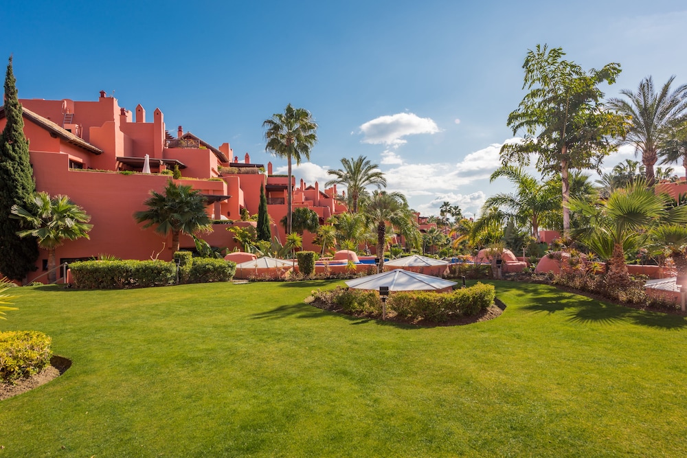 2 Bedrooms Apartment Frontline Beach view 4
