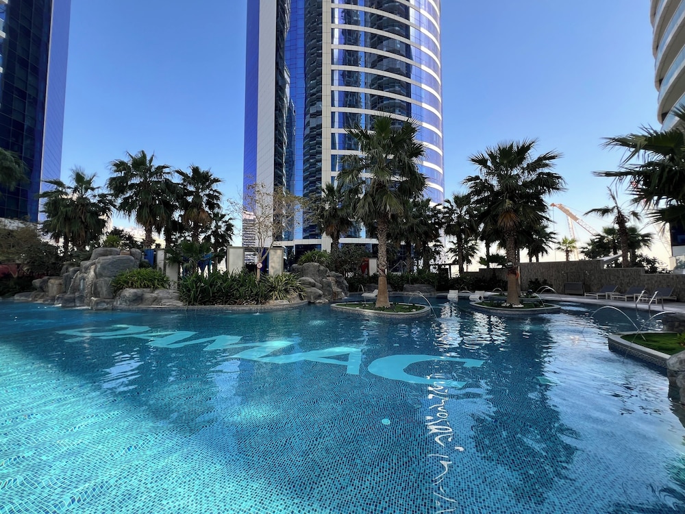 Grapeful Stay – Luxury Hostel Paramount Tower Business Bay