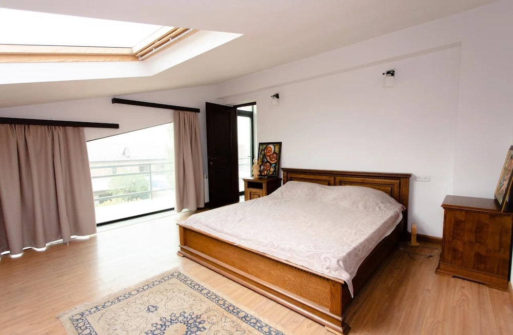 4 Bed Villa Estate Sleeps 7 - Pool, Garden, Sauna
