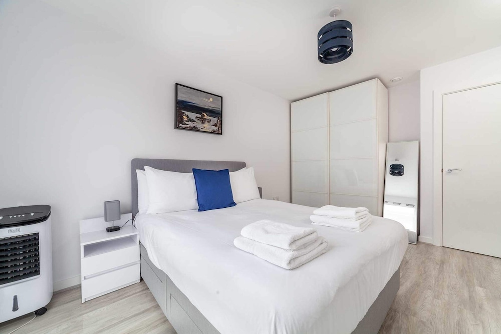 Riverside Retreat Modern Flat in Brentford view 5
