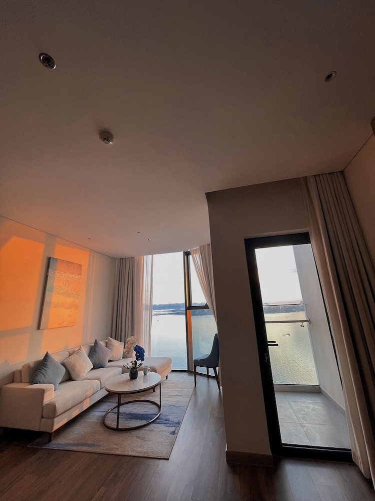 Sea view Àlacarte Ha Long Bay Apartment