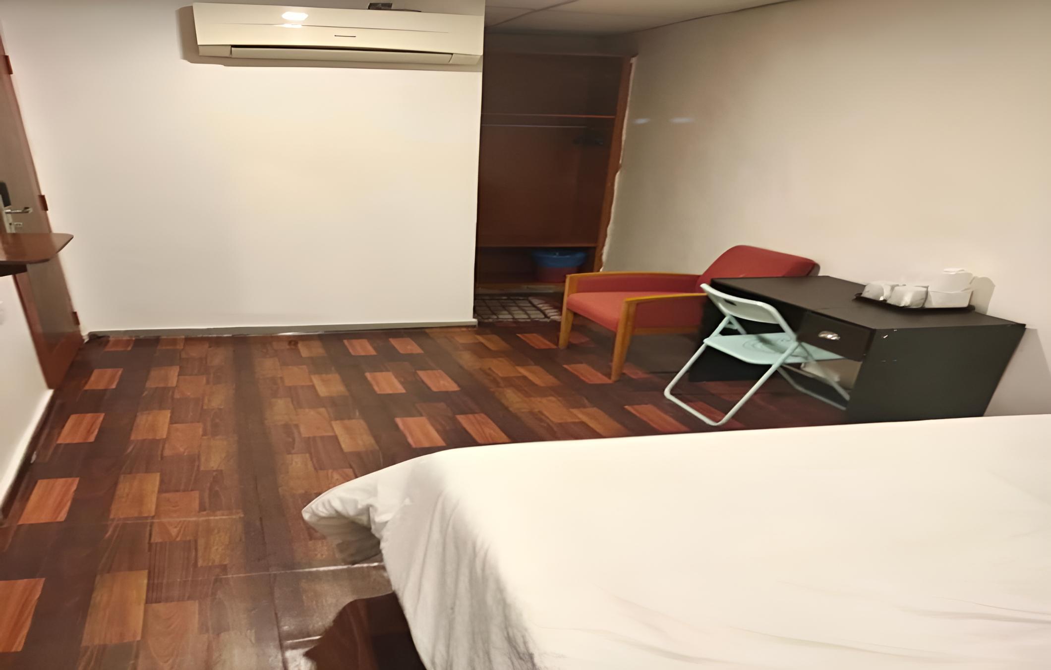 OYO 90273 Mz Hotel