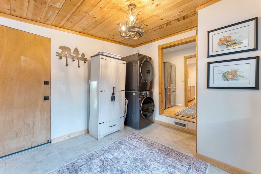Westlake Cabin by Avantstay Hot Tub, Near Skiing, Walk to Restaurants & Lake!