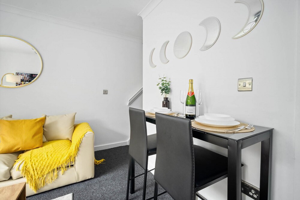 Cute Modern Mews Home in Oldbury