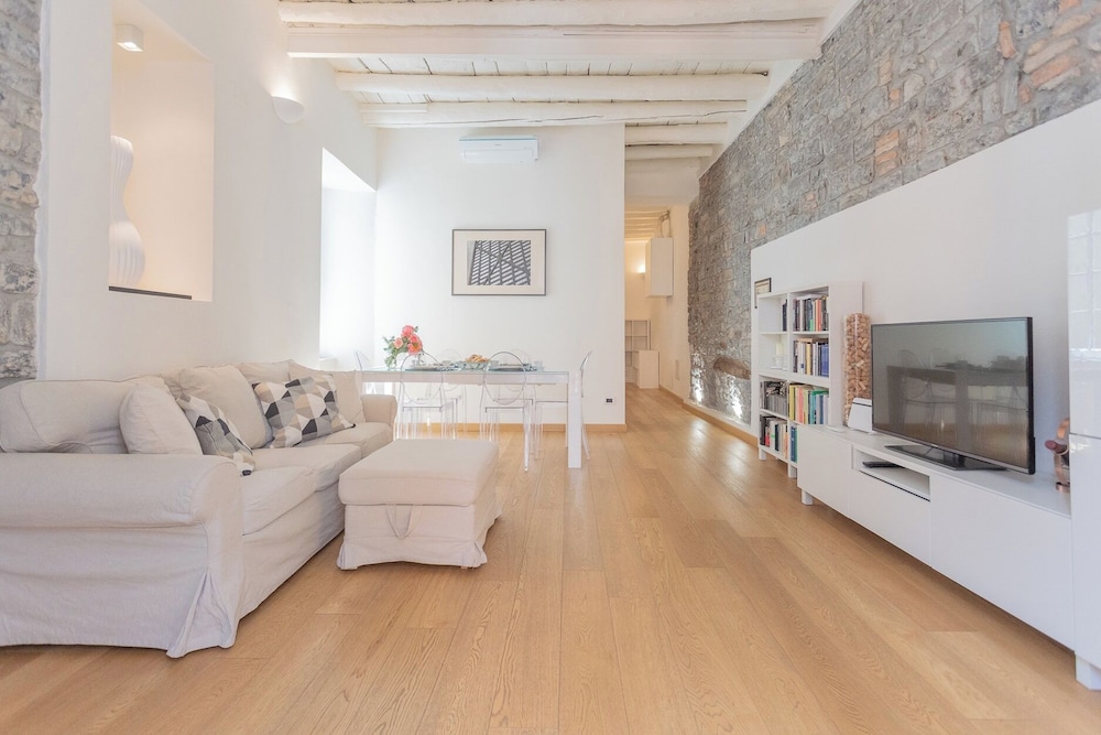Wine Not Apartment in Como City Centre by Rent all Como