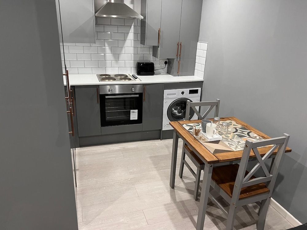 Luxury Apartment - Free Wi-fi & Parking NO Deposit