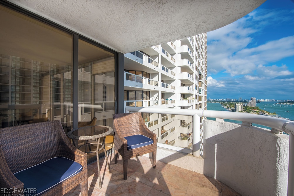 Chic Bayfront Condo With Stunning View