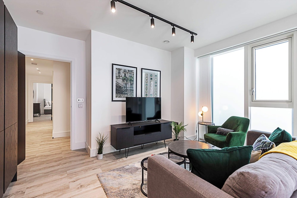 Bright North Acton Flat With City View photo 2