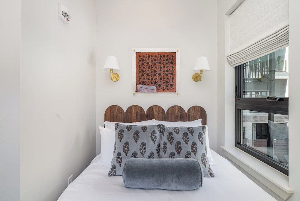 Treble Maker -rooftop Lounge - Pool - In Music Row