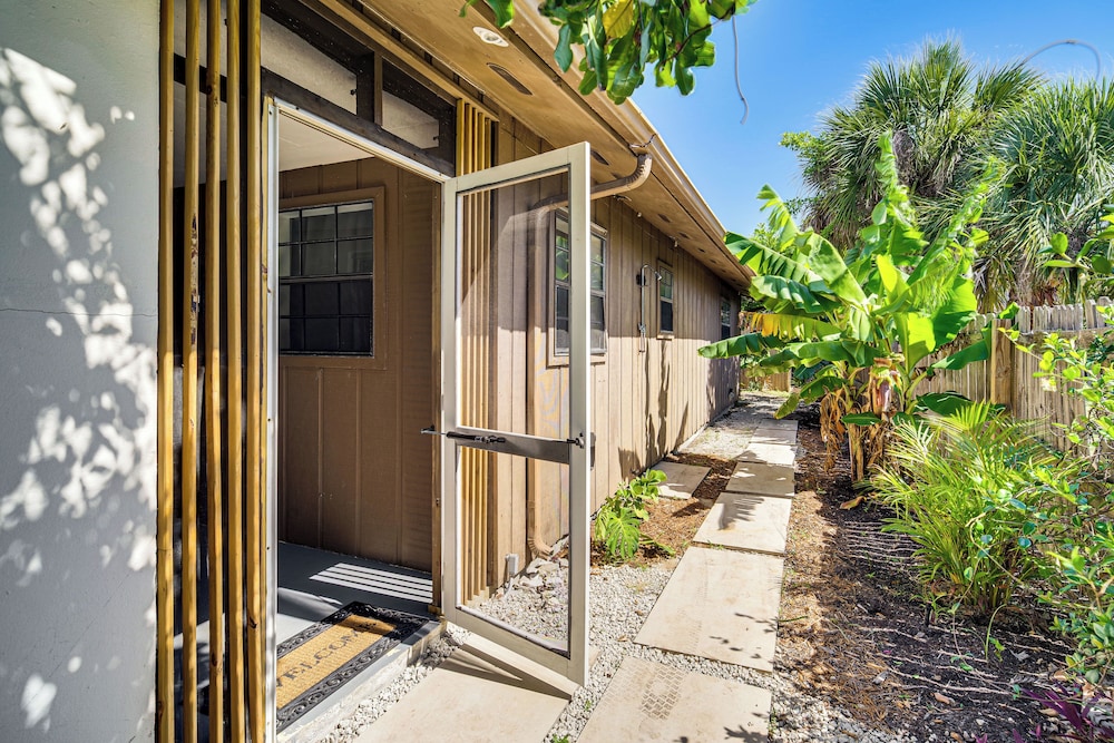 Walk to Beach & Eats: Modern Indialantic Apt