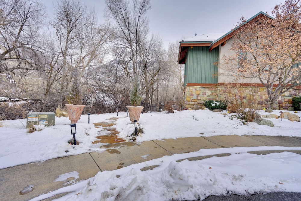 15 Mi to Slc: Riverwalk Suite w/ Mtn Views