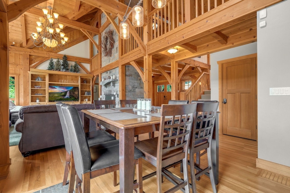 Maple Hill Lodge 3 Bedroom Home by RedAwning view 2